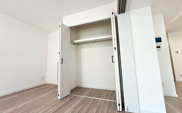 《収納》　■室内をいつもすっきり保てる、収納力のあるクローゼット。ハンガーパイプと棚板で衣類の整理整頓がしやすく、日々の暮らしをスマートにサポート。