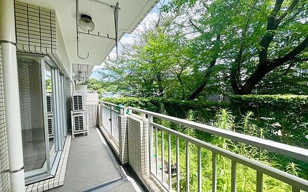 《バルコニー》　■陽当りも良く、洗濯物も良く乾きそうです。