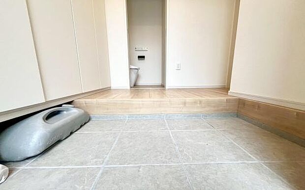 《玄関》　■シューズボックス付きで玄関もスッキリ。