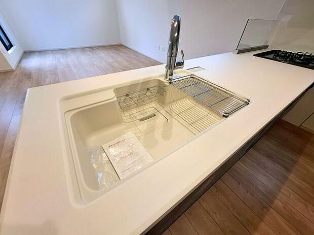 《キッチン》　■人工大理石製シンク。幅と奥行きがありますので、食器洗時のストレスも減りそうです。