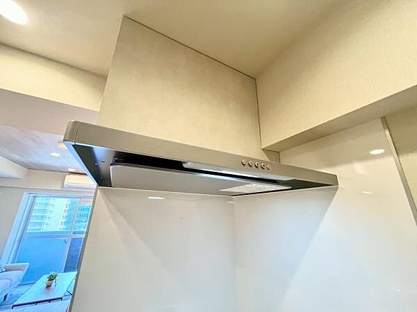 《システムキッチン・レンジフード》　■カフェのようなレンジフード。スリムタイプで、キッチンをモダンに演出します。