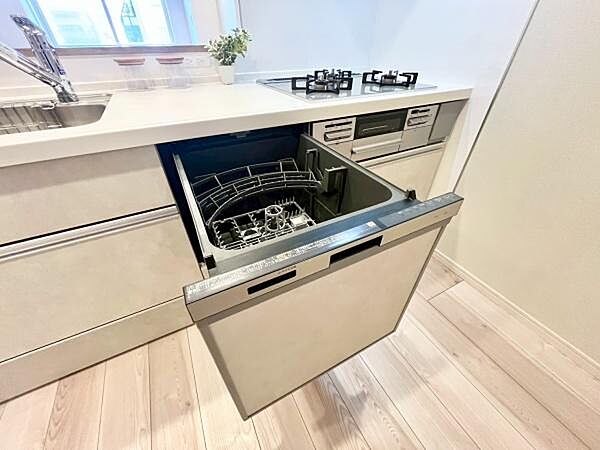 《食器洗い乾燥機》■食事後もゆっくり過ごせる食器洗い乾燥機を設置。手洗いよりもキレイに洗え、節水にもなります。