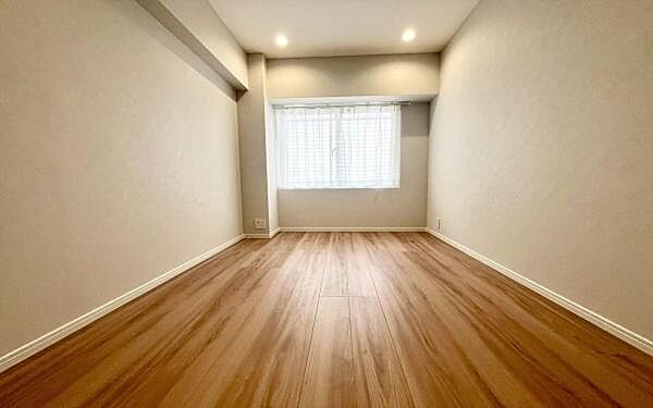 《子供部屋》　■机とべットを入れても十分な広さ。。お子様の勉強部屋に。