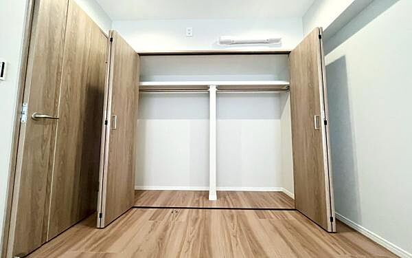 《収納》　■室内をいつもすっきり保てる、収納力のあるクローゼット。ハンガーパイプと棚板で衣類の整理整頓がしやすく、日々の暮らしをスマートにサポート。