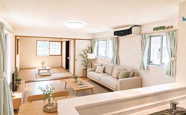 《リビングダイニング》　■落ち着いた雰囲気で、大人の気品漂うＬＤＫ。居住中のため室内に家具家電や小物がありますが、画像はCG加工により消去しており現況とは異なります。