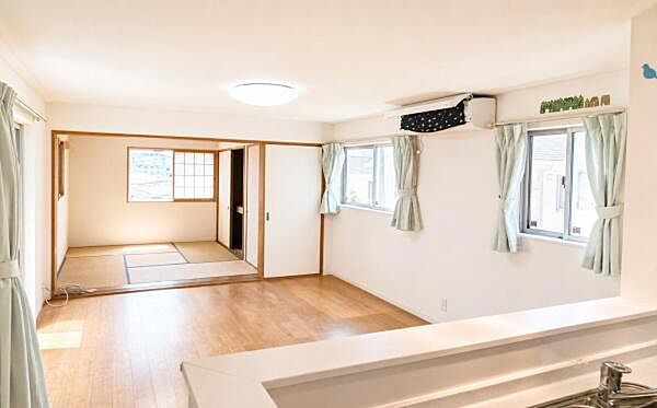 《ダイニングキッチン》　■会話を楽しみながら食事を味わう。一緒にいる時間が楽しい空間。カフェにいるような気分で毎日を過ごしたい。家族でいる時間を柔らかに包み込むインテリア。