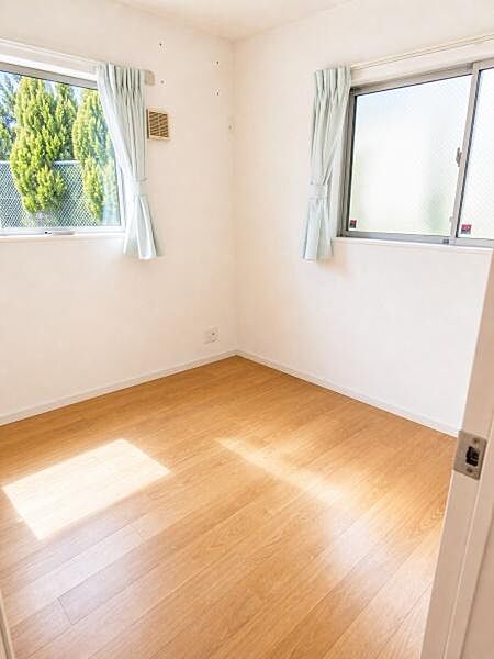《子供部屋》　■お子様の成長を優しく見守る、明るい子供部屋。遊んだり、学んだり、時には一人の時間を過ごしたりと健やかな毎日を育む大切な場所。未来への第一歩を育む、かけがえのない空間です。