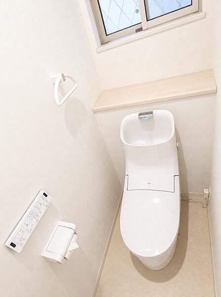 《トイレ》　■快適な使用感が人気の温水洗浄脱臭暖房機能を搭載。しかも汚れがつきにくく落ちやすい、洗浄力に優れた洗浄機能付トイレ。