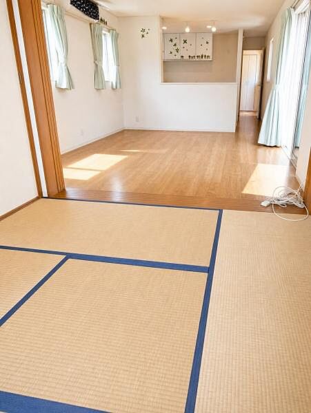 《和室》リビングの横に和室がありますので、お子様のお昼寝や、お休みの日にゴロゴロするのに重宝しますね。