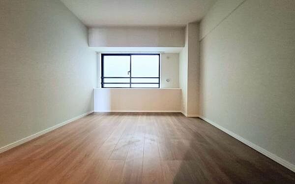 《子供部屋》　■お子様の成長を優しく見守る、明るい子供部屋。遊んだり、学んだり、時には一人の時間を過ごしたりと健やかな毎日を育む大切な場所。未来への第一歩を育む、かけがえのない空間です。