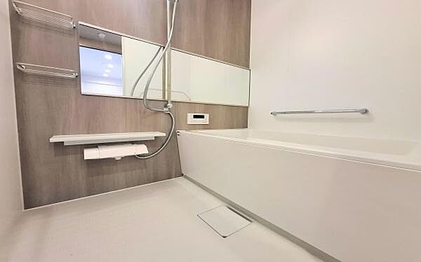 《浴室》　■ホテルライクな上質バスタイムが毎日叶う。温もりと清潔感が融合した広々浴室。湯船に身を沈めれば、疲れが溶けていく贅沢なひとときを。