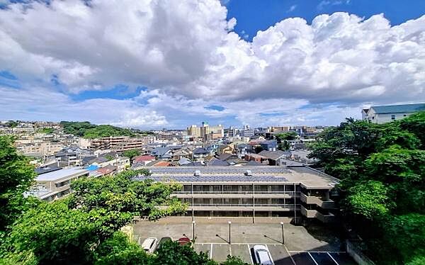 《眺望》　■目の前には気持ちの良い青空が広がります。開放的で開けた空間が望めます。