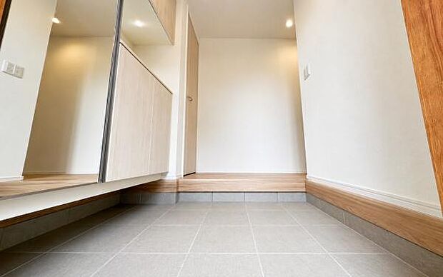 《玄関》 ■シューズボックス付きで玄関もスッキリ。