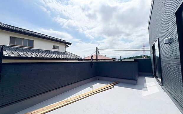 《バルコニー》 ■陽当りも良く、洗濯物も良く乾きそうです。