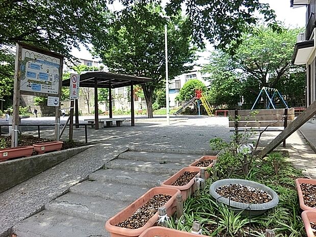 別所中里台公園まで699m、木々が沢山あり夏は木陰ができてあそびやすそうです。広場ではボール遊びや自転車練習をしている子供達がいてにぎやかです。