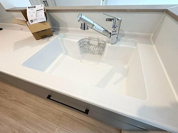 《キッチン》 ■人工大理石製シンク。幅と奥行きがありますので、食器洗時のストレスも減りそうです。