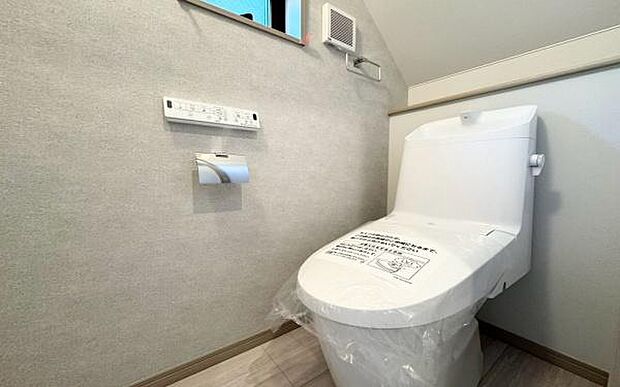 《トイレ》　■トイレは明るい空間で清潔感があります。