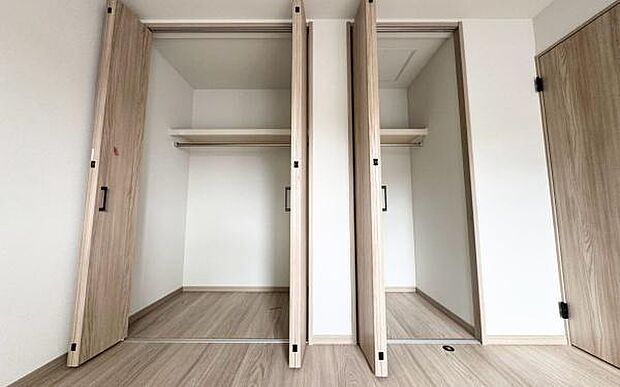 《収納》　■室内をいつもすっきり保てる、収納力のあるクローゼット。ハンガーパイプと棚板で衣類の整理整頓がしやすく、日々の暮らしをスマートにサポート。