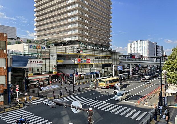 カミオ上大岡店まで2438m、飲食店や居酒屋、カラオケ・花屋・クリニックなどが入った複合商業施設。地下1Fは各種スポーツ用品店スポーツオーソリティ。