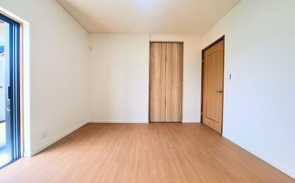 《寝室》　■心地よい眠りへといざなうしっとりと落ち着いた雰囲気の寝室。