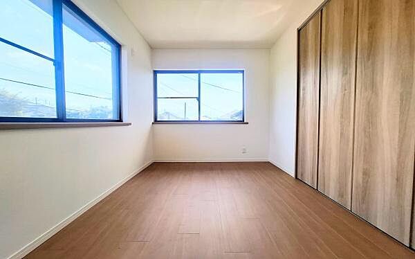 《子供部屋》　■机とべットを入れても十分な広さ。。お子様の勉強部屋に。