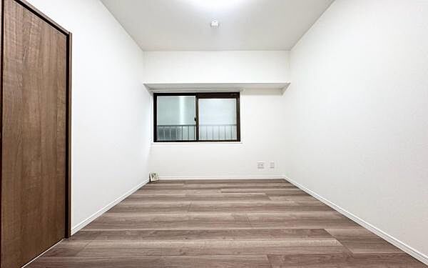 《子供部屋》　■お子様の成長を優しく見守る、明るい子供部屋。遊んだり、学んだり、時には一人の時間を過ごしたりと健やかな毎日を育む大切な場所。未来への第一歩を育む、かけがえのない空間です。