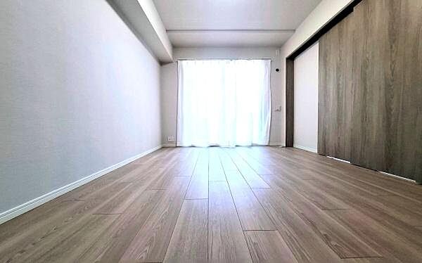 《寝室》　■朝から日差しいっぱい、早起きしたくなる洋室。ベッドを置いてもゆとりを感じられる。窓からの朝日が心地よい目覚めへと誘います。ゆとりある広さを確保し、心地よいプライベートタイムを演出します。