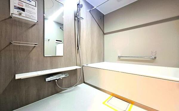 《浴室》　■ホテルライクな上質バスタイムが毎日叶う！温もりと清潔感が融合した広々浴室。湯船に身を沈めれば、疲れが溶けていく贅沢なひとときを。（小物をCGで作成、実際に小物は配置されていません）
