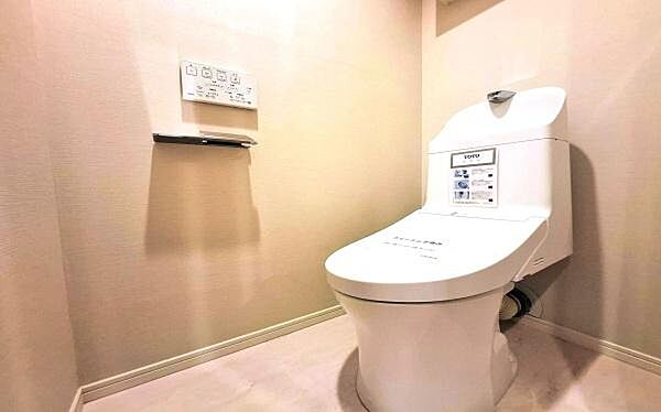 《トイレ》　清潔感のある落ち着いたトイレ。