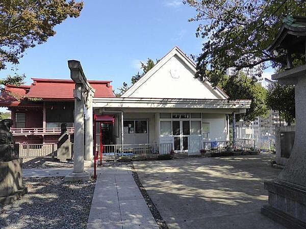 浅間幼育園まで341m、浅間神社に隣接している園。自然を大切にし、尊敬する気持ちを持ち、全てのものに感謝する心を持つように子どもを育みます。