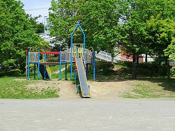 能見台瀧公園まで434m、子どもが走り回るには十分な広さの公園です。木々の緑も豊かで、季節の移り変わりも感じられます。