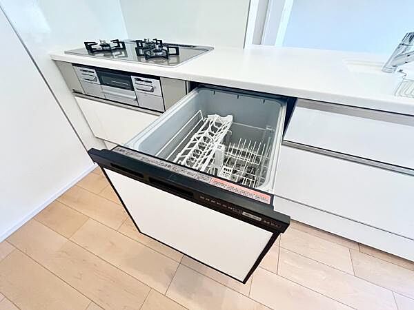 《食器洗い乾燥機》■食事後もゆっくり過ごせる食器洗い乾燥機を設置。手洗いよりもキレイに洗え、節水にもなります。