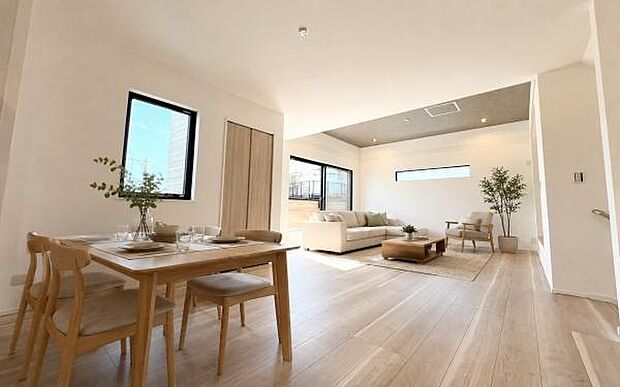 《リビングダイニング》 ■落ち着いた雰囲気で、大人の気品漂うLDK。居住中のため室内に家具家電や小物がありますが、画像はCG加工により消去しており現況とは異なります。