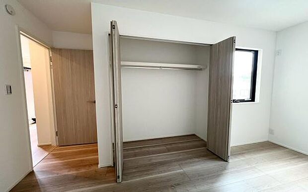 《収納》　■室内をいつもすっきり保てる、収納力のあるクローゼット。ハンガーパイプと棚板で衣類の整理整頓がしやすく、日々の暮らしをスマートにサポート。