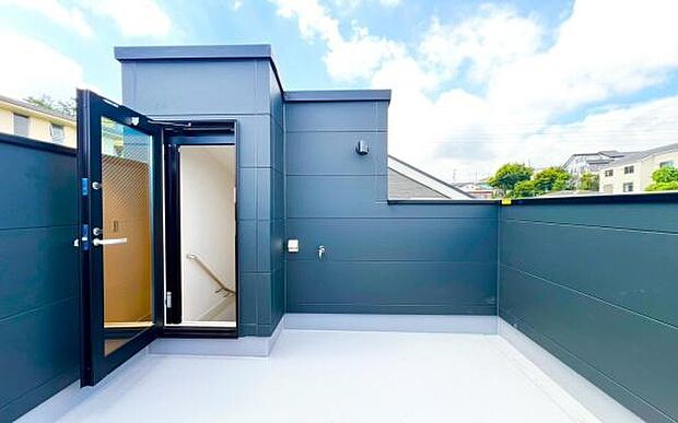《ルーフバルコニー》大きなバルコニーからは遠方まで景色を見渡せて、空の青さに包まれるような心地よさを味わえます。