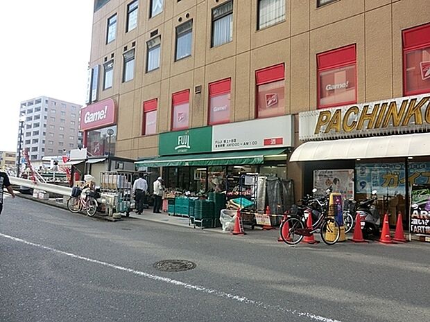 FUJI保土ケ谷店まで900m、保土ケ谷駅西口前にある食品スーパーで深夜まで営業。生鮮食料品を中心に品ぞろえ豊富。