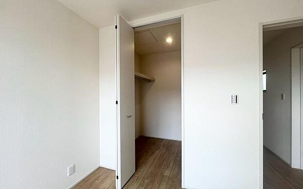 《ウォークインクローゼット》 大容量のウォークインクローゼットをご用意。衣類だけでなく、遊び道具やトランクなどの旅行用品の収納にも重宝します