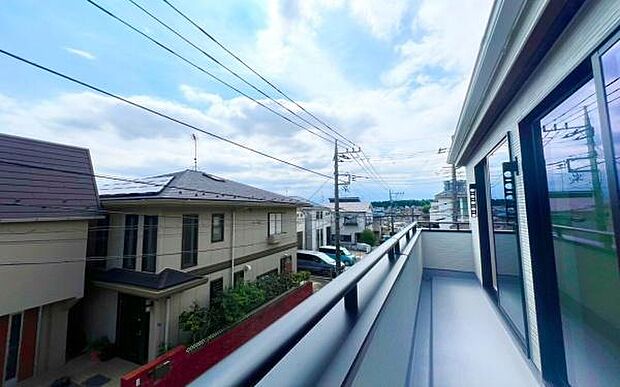 《バルコニー》 ■陽当りも良く、洗濯物も良く乾きそうです。