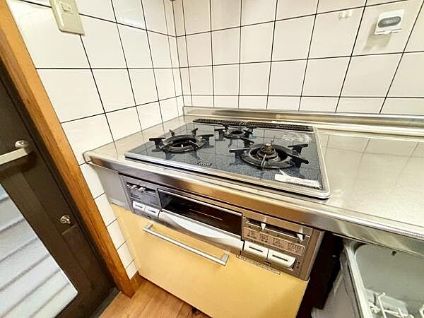 《三口ガスコンロ》 ■3つの炎が奏でる、心地よい暮らし。ビルトインガスコンロとグリルで、本格的な料理も思いのまま。明るく広々としたキッチンで、新しい日常を。