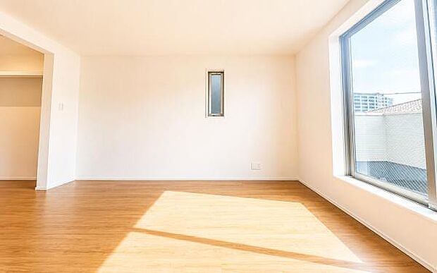 《寝室》 ■朝から日差しいっぱい、早起きしたくなる洋室。ベッドを置いてもゆとりを感じられる。窓からの朝日が心地よい目覚めへと誘います。ゆとりある広さを確保し、心地よいプライベートタイムを演出します。