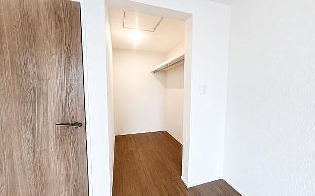 《ウォークインクローゼット》 大容量のウォークインクローゼットをご用意。衣類だけでなく、遊び道具やトランクなどの旅行用品の収納にも重宝します