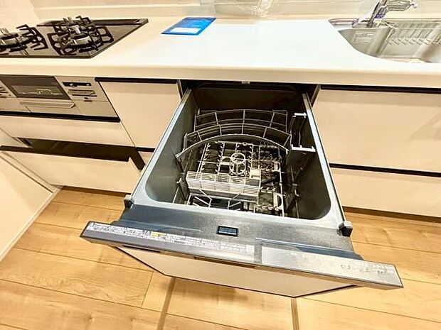 《食器洗い乾燥機》■食事後もゆっくり過ごせる食器洗い乾燥機を設置。手洗いよりもキレイに洗え、節水にもなります。