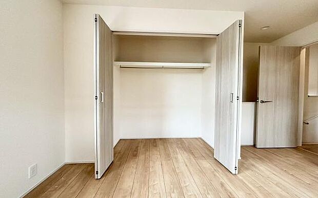 《収納》 ■室内をいつもすっきり保てる、収納力のあるクローゼット。ハンガーパイプと棚板で衣類の整理整頓がしやすく、日々の暮らしをスマートにサポート。