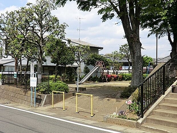 生田栗谷公園まで576m、滑り台や、ブランコのある、オーソドックスな住宅地の公園。小さなお子さんも遊べます。