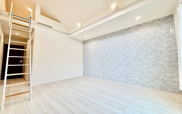 《寝室》 ■朝から日差しいっぱい、早起きしたくなる洋室。ベッドを置いてもゆとりを感じられる。窓からの朝日が心地よい目覚めへと誘います。ゆとりある広さを確保し、心地よいプライベートタイムを演出します。