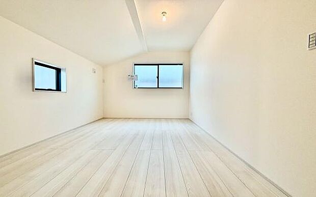 《子供部屋》 ■お子様の成長を優しく見守る、明るい子供部屋。遊んだり、学んだり、時には一人の時間を過ごしたりと健やかな毎日を育む大切な場所。未来への第一歩を育む、かけがえのない空間です。