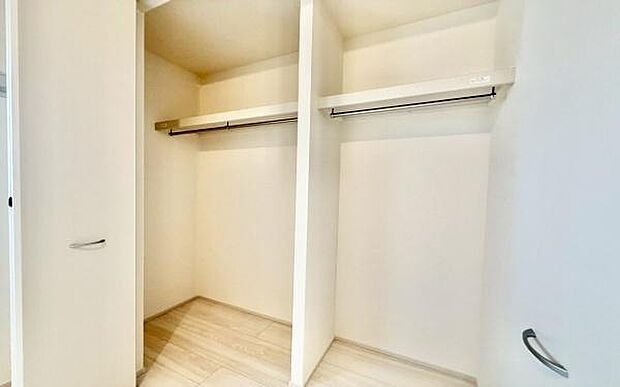 《収納》 ■室内をいつもすっきり保てる、収納力のあるクローゼット。ハンガーパイプと棚板で衣類の整理整頓がしやすく、日々の暮らしをスマートにサポート。