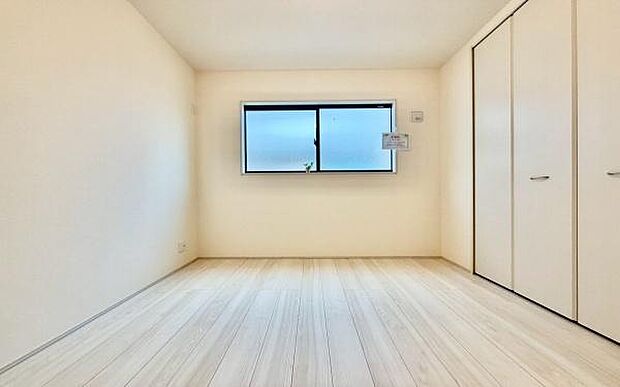 《洋室》 ■白い壁が窓から射し込む光を室内にまわし、柔らかな明るさを奥まで届ける。穏やかな空気に満ちた空間。
