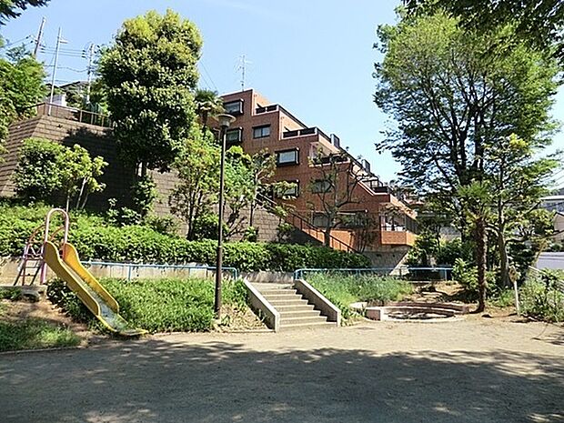 生田北大作公園まで456m、高低差のある土地を利用した作りとなっていて、公園に遊びに行くのにちょっとしたハイキング気分を味わうことができますよ。