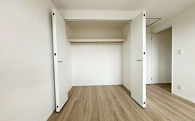 《収納》 ■室内をいつもすっきり保てる、収納力のあるクローゼット。ハンガーパイプと棚板で衣類の整理整頓がしやすく、日々の暮らしをスマートにサポート。